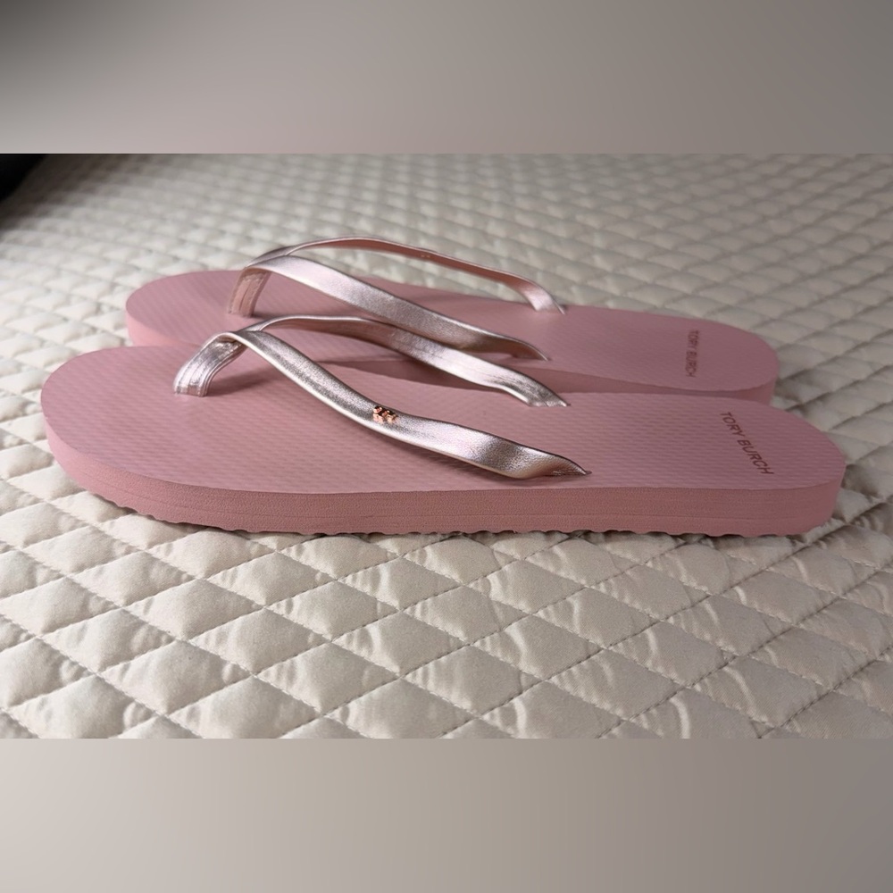 Tory Burch Logo Metallic Rose Gold Flip Flops, Size 8 - Picture 4 of 7